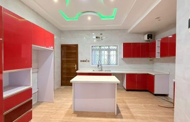 A well structured 5 Bedroom Fully Detached House offering privacy