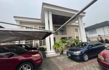 5 Bedroom House with 2 room service quarters