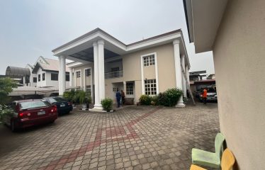 5 Bedroom House with 2 room service quarters