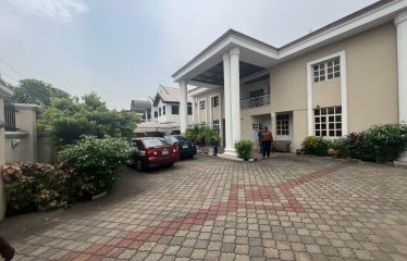 5 Bedroom House with 2 room service quarters