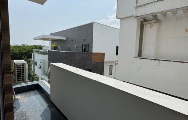 5bedroom semi detached house with boy’s quarter