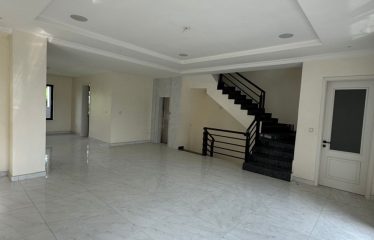 5bedroom semi detached house with boy’s quarter