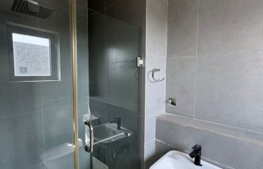 5bedroom semi detached house with boy’s quarter