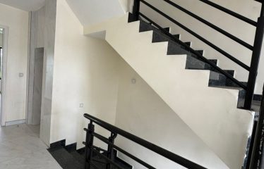 5bedroom semi detached house with boy’s quarter