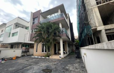 A fully detached luxury 5 Bedroom house