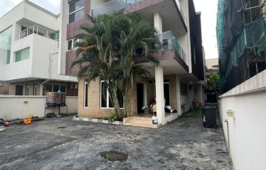 A fully detached luxury 5 Bedroom house